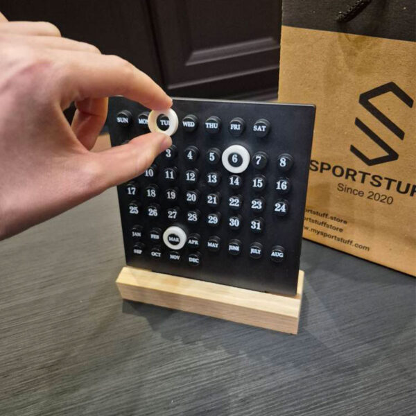 تقویم رومیزی همیشگی مربع مشکی پایه چوبی