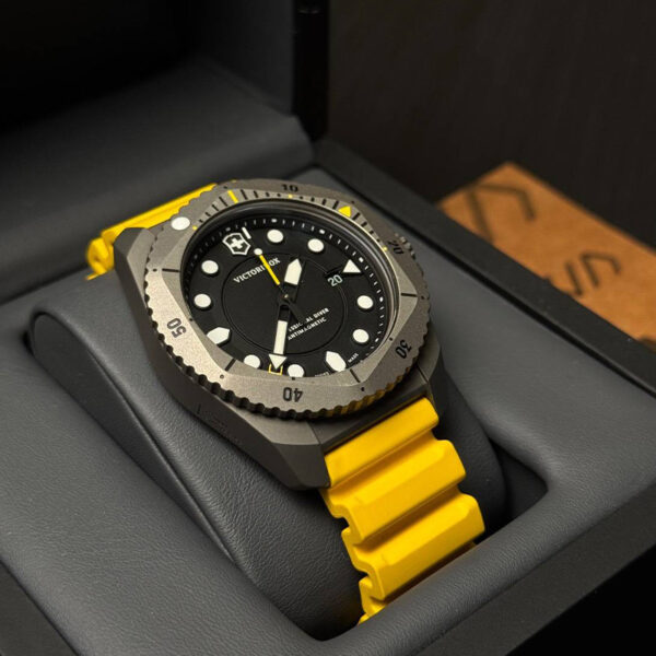 ساعت ویکتورینوکس مدل Dive Pro Quartz 241992 (کارکرده)