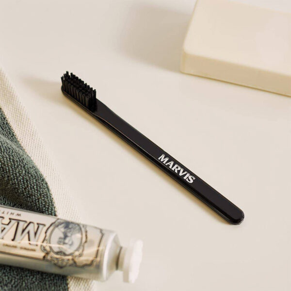 مسواک مارویس مدل MEDUM BLACK