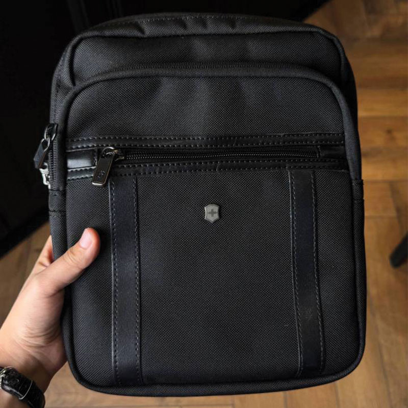 کیف-رودوشی-ویکتورینوکس-مدل-WERKS-PROFESSIONAL-CORDURA®️-CROSSBODY-TABLET-BAG-رفرنس-611472 کیف رودوشی ویکتورینوکس مدل WERKS PROFESSIONAL CORDURA®️ CROSSBODY TABLET BAG رفرنس 611472